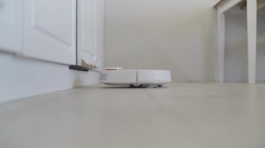 Robot elektrikli süpürge masanın etrafını temizler, akıllı sensörler. Yüksek kalite 4k görüntü