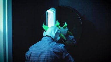 Karanlık banyoda diş fırçalayan palyaço maskeli garip bir adamın korku videosu. Yüksek kalite 4k görüntü