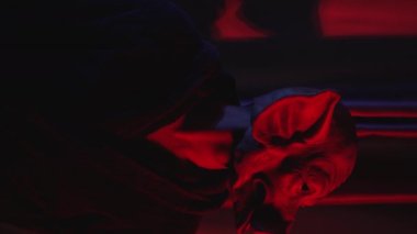 Kırmızı perdeli katil domuz maskeli sapık adam. Yüksek kalite 4k görüntü