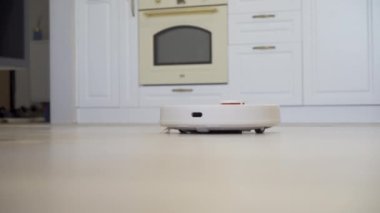 Robot elektrikli süpürge masanın etrafını temizler, akıllı sensörler. Yüksek kalite 4k görüntü