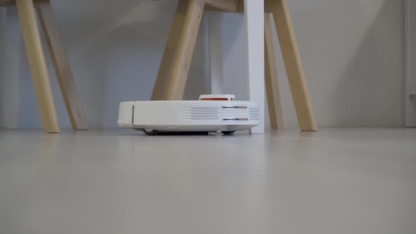 Robot Porszívó Takarít Asztal Körül Okos Érzékelők Kiváló Minőségű Felvételek — Stock videók