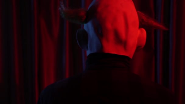 Kırmızı Perdeli Katil Domuz Maskeli Sapık Adam Yüksek Kalite Görüntü — Stok video