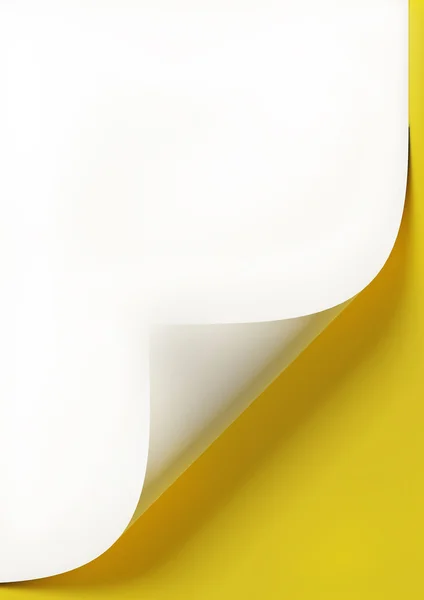 Tomt vitt papper på gul bakgrund — Stockfoto