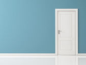 geschlossene weiße Tür an blauer Wand, reflektierender Boden