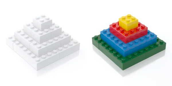 Piramides gemaakt van plastic blokken geïsoleerd op witte achtergrond — Stockfoto