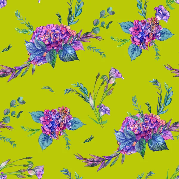 Lindo patrón botánico con flores de hortensias rosadas, hojas y hierbas en un verde brillante —  Fotos de Stock