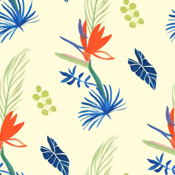 Seamless pattern with tropical flowers of royal strelitzia and leaves on a light yellow background — Stockfoto