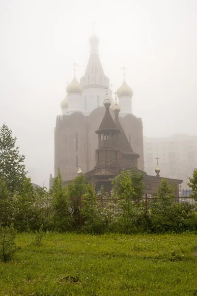 Kyrkan i dimma — Stockfoto