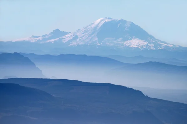 Mt. regnerisch mit blauen Bergen — Stockfoto