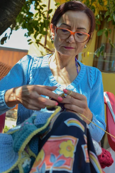 Mujer Tejiendo Con Lana Imágenes de stock libres de derechos