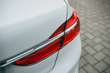 Bir arabanın arkasında.