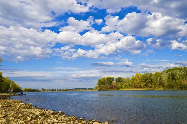 Güzel sonbahar manzara nehir kıyısı. — Stok fotoğraf