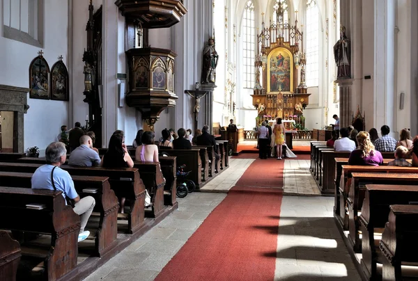 Весілля в церкві — стокове фото