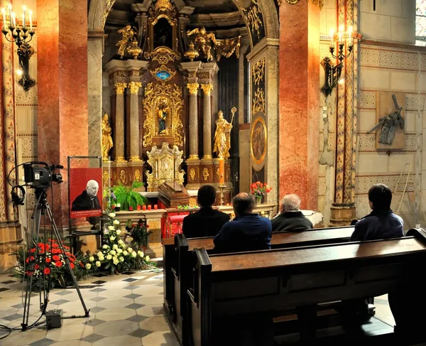 Casket of cardinal J.E. Tomas Spidlik — Stock Photo, Image