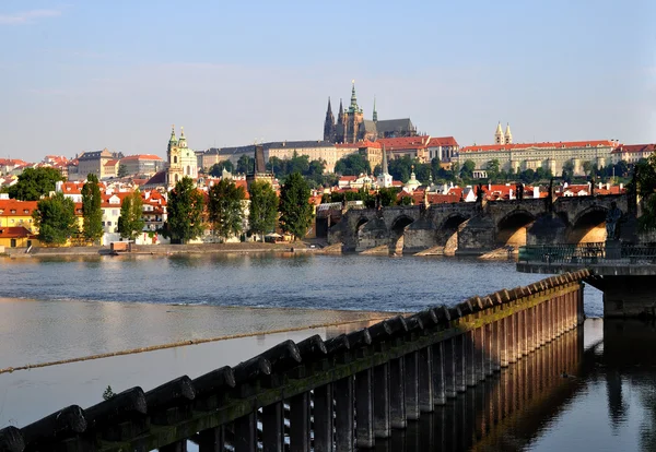 Charles bridge en saint Vituskathedraal in Praag — Stockfoto