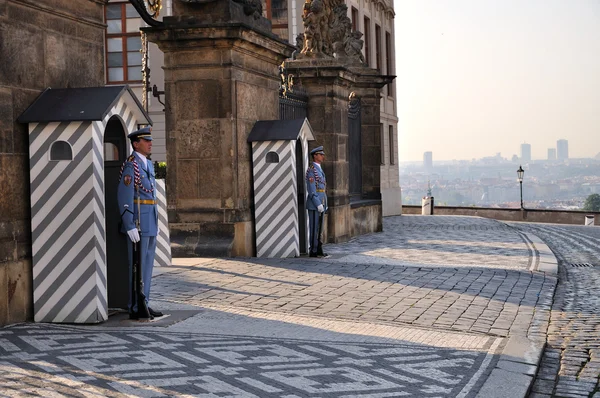 Wachen am Königspalast Hradcany in Prag — Stockfoto