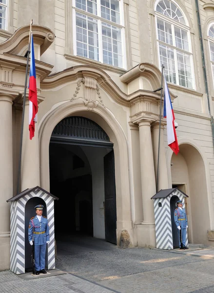 Gardes au Palais Royal Hradcany à Prague — Photo