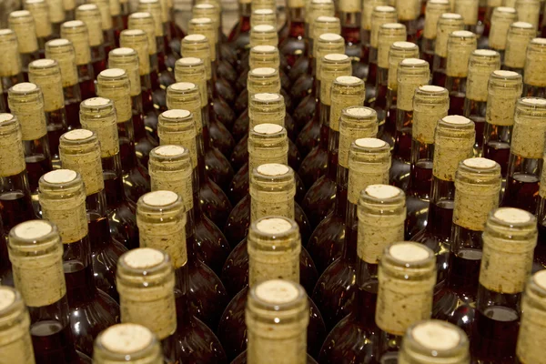 boyunlu şişe şarap