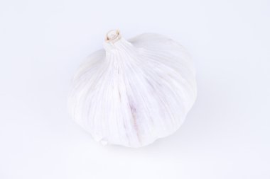 Beyaz bir arka plan üzerine sarımsak