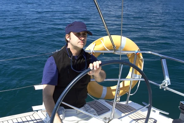 Skipper na roda de um barco à vela — Fotografia de Stock