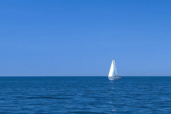 Barca a vela sul Mar Mediterraneo — Foto Stock