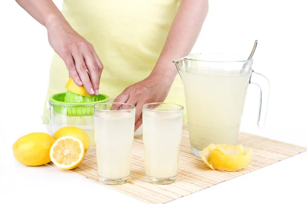 limonata yapıyor kadın