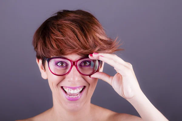 Gelukkige vrouw met glazen — Stockfoto