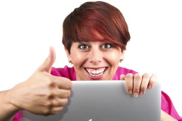 Mulher usando laptop e fazendo polegares para cima — Fotografia de Stock