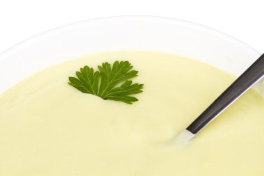 kremalı çorba içinde beyaz kase