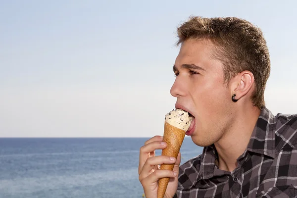 Man eating ice cream — Stock Photo, Image