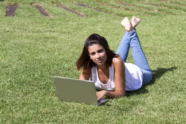 Vrouw liggen — Stockfoto