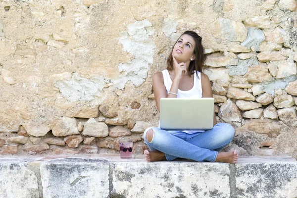 Werken met een laptop — Stockfoto