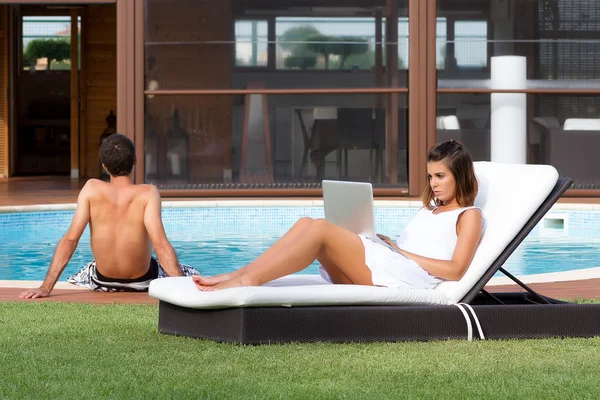 havuz kenarında Çift