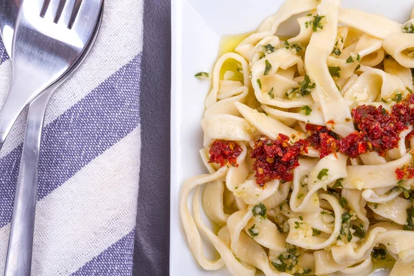 Tagliatelle with tomato sauce and basil — Stock Photo, Image