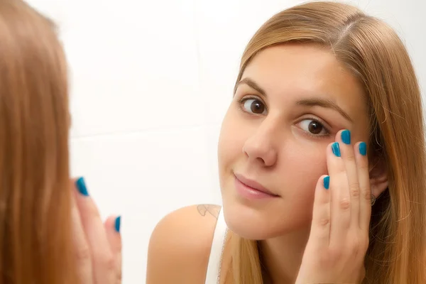 Vrouw in de badkamer — Stockfoto