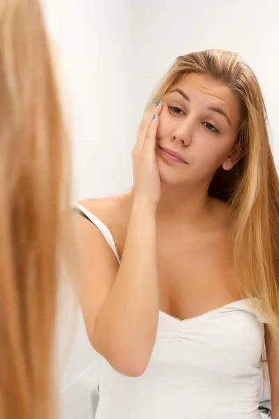 Vrouw in pyjama 's — Stockfoto