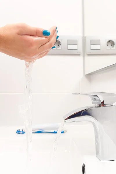 Manos bajo el agua corriente — Foto de Stock