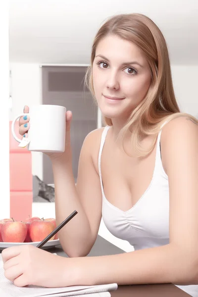 Chica relajado con taza de té — Foto de Stock