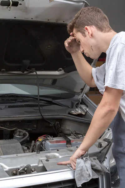 Mekanikern tittar på motorn — Stockfoto