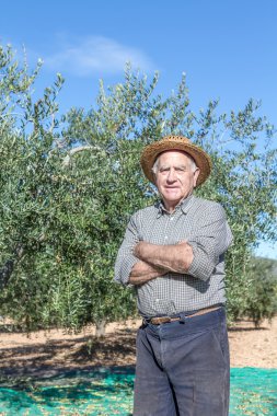 yaşlı çiftçi