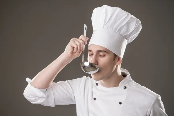 Koch mit einem Löffel — Stockfoto
