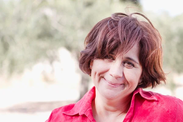 gülümseyen yaşlı kadın