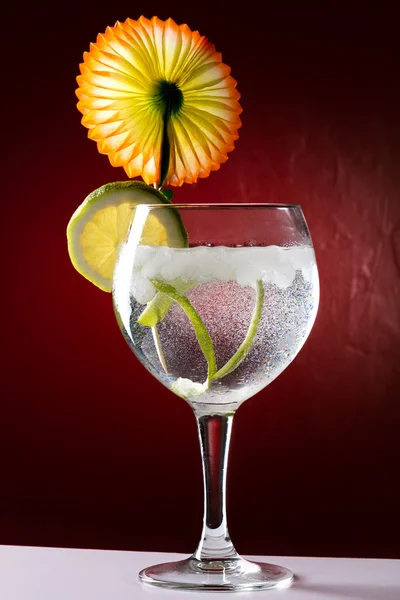 Gin tonic with lemon — Stock Photo, Image