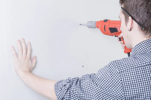 bir matkap kullanarak alt