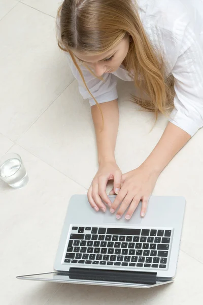 Vrouw op verdieping — Stockfoto