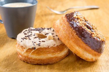Donut cronut bir wodden tablo