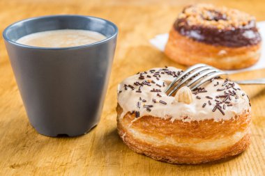 Donut cronut bir wodden tablo