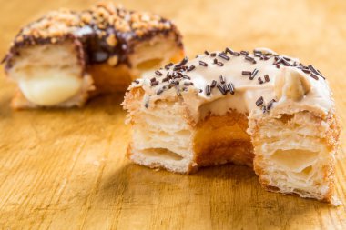 Donut cronut bir wodden tablo