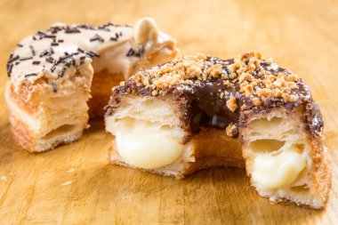 Donut cronut bir wodden tablo