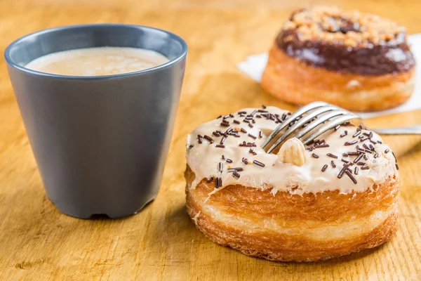 Doughnut cronut på en wodden tabell — Stockfoto